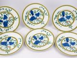 six assiettes bleues et blanches ornées d'oiseaux sur fond blanc
