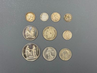 plusieurs types de pièces de monnaie posées sur une table