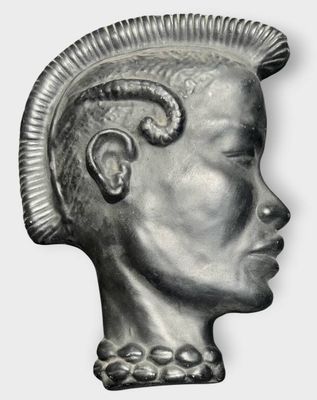 une image représentant une statue d'un homme coiffé d'une crête