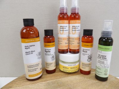 de nombreux flacons de différents types de produits de soins pour la peau posés sur une table
