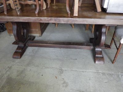 many chairs and a table in a room