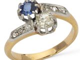 gros plan d'une bague en diamant et saphir sur fond blanc