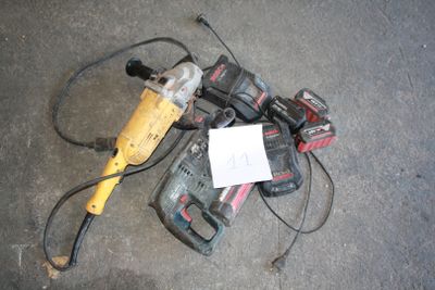 une perceuse filaire et un marteau perforateur filaire posés par terre