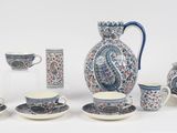 de nombreux types de tasses à thé et de soucoupes sur la table