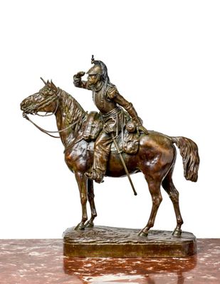 statue en bronze représentant un homme à cheval, posée sur une table en marbre