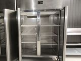un réfrigérateur vide au milieu d'une cuisine
