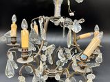 une image d'un lustre en verre et en métal