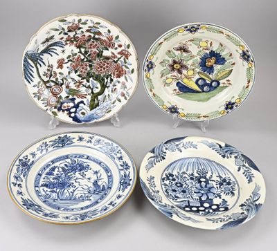 quatre assiettes bleues et blanches ornées de fleurs et d'oiseaux