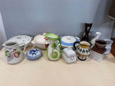 de nombreux types de vaisselle sur la table