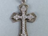 pendentif en forme de croix en diamant sur fond blanc