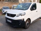 une camionnette blanche garée dans un parking