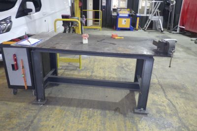 une image d'un établi dans un garage