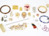 plusieurs types de bijoux différents sur une surface blanche