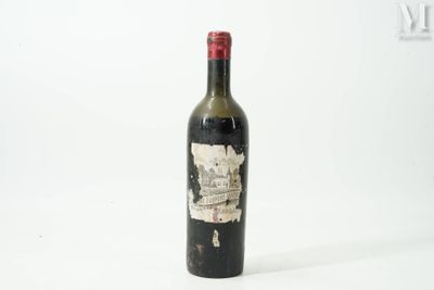 une bouteille de vin posée sur une table