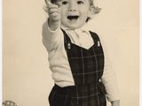 une photo en noir et blanc d'une petite fille tenant une brosse à dents