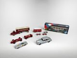 de nombreuses petites voitures et camions rangés dans une boîte
