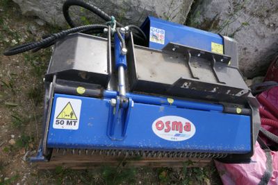 une machine bleue posée sur le sol