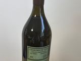 une bouteille de vin posée sur un bloc de bois