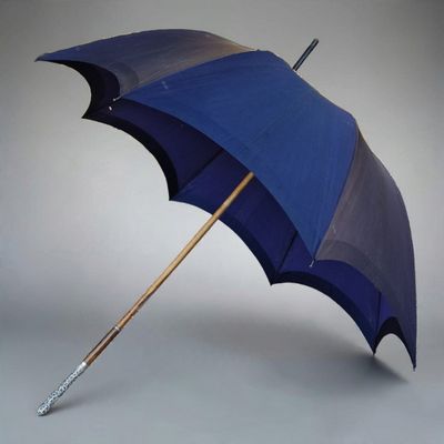 un parapluie bleu avec un manche en bois sur fond gris