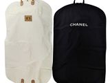 une housse à vêtements noire et blanche ornée du logo Chanel