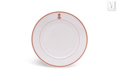 un gros plan d'une assiette posée sur une surface blanche