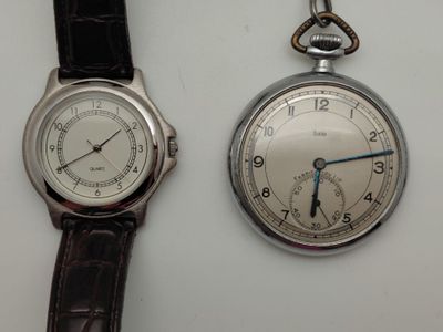 deux montres assises l'une à côté de l'autre sur une table