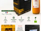 une photo d'une bouteille de jus d'orange posée sur une palette