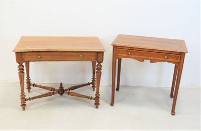 paire de tables d'appoint anciennes aux pieds et plateaux tournés