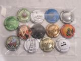 un sac rempli de capsules de bouteilles posé sur la table