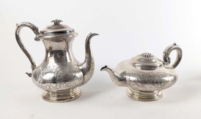 paire de théières anciennes en argent sur un support, sur fond blanc