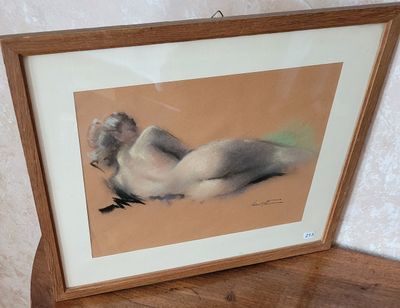 une photo d'une photo représentant une femme allongée par terre