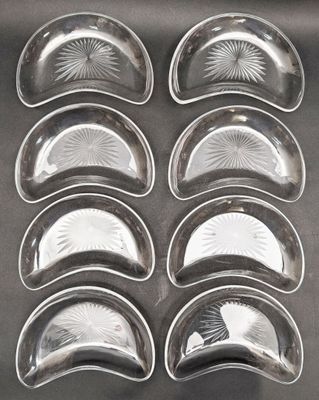 Ensemble de 8 raviers de forme haricot en cristal.