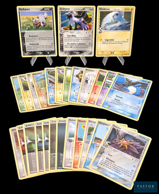 beaucoup de cartes pokemon sur la table