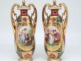une paire de vases anciens décorés de peintures, posés sur une table