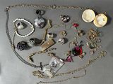 plusieurs types de bijoux sur une table