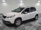 la voiture blanche est garée sur un sol en damier dans le garage