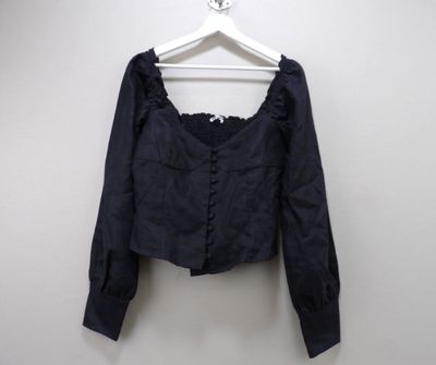 un gros plan d'une chemise suspendue à un cintre accroché au mur