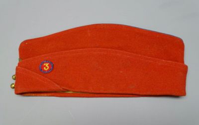 Un chapeau orange portant le numéro 35 est posé sur une table