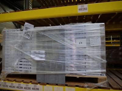 une palette chargée de nombreux cartons dans un entrepôt