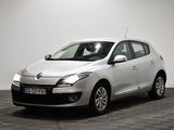 la photo d'une voiture blanche garée dans une salle d'exposition