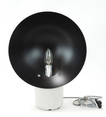 une photo d'une lampe en noir et blanc posée sur une table