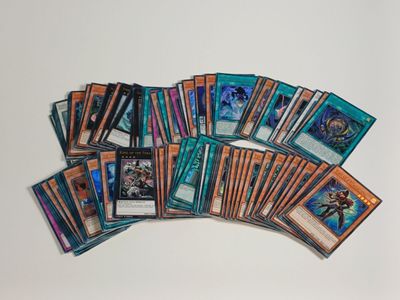 une pile de cartes posée sur une table