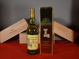 une bouteille de vin à côté d'un carton de vin