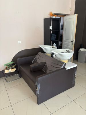 une photo d'un salon avec un canapé et un évier
