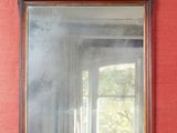un miroir accroché au mur d'une pièce
