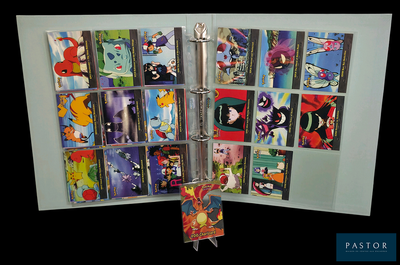 une photo d'un livre contenant tout un tas de cartes