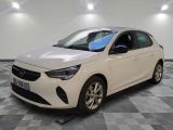 la voiture blanche est garée sur un sol en damier dans le garage