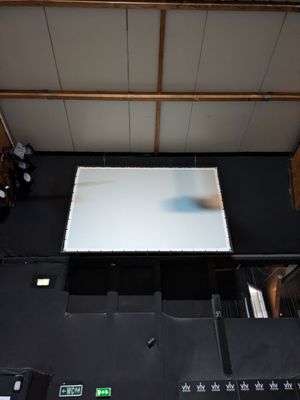 vue de dessus d'un écran de projection, situé au milieu de la pièce