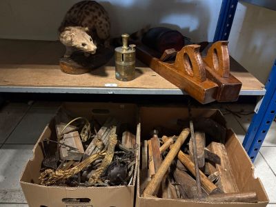 deux boîtes en bois et une peluche posées sur une étagère