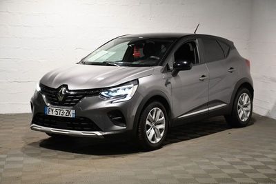 une voiture grise garée dans un garage au sol en damier